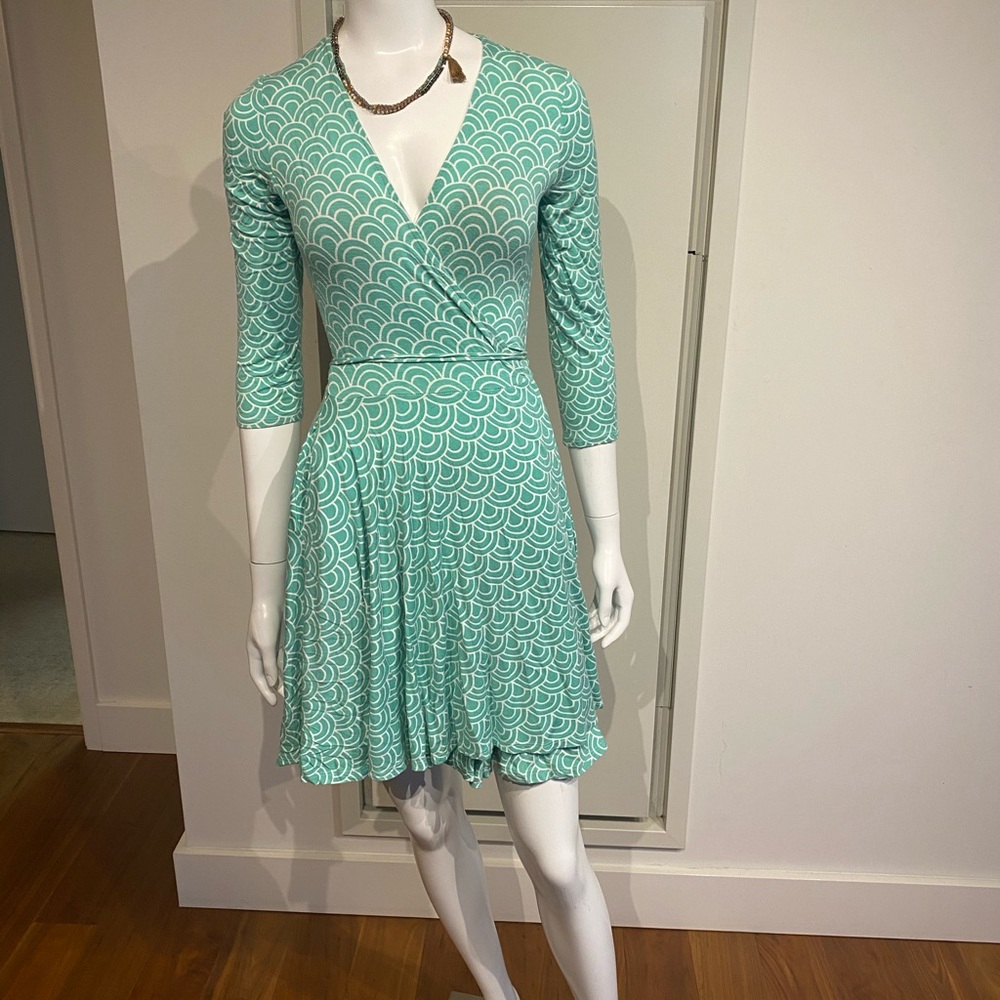 Green seashells V-neck soft wrap dress. Size small.